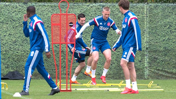 现出不俗的 现出不俗的